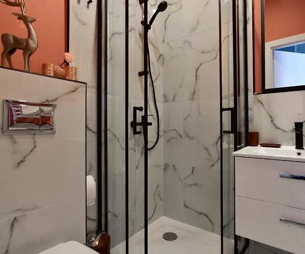 Candy شقة وارسو